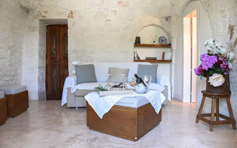Trulli Martina: Mueble, Pared, Piso, Diseño De Interiores, Suelo, Habitación, Silla, Mesa, Sala, Sofá