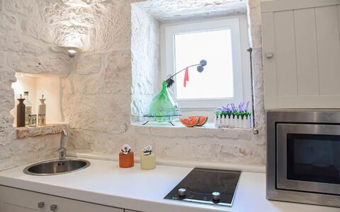 Trulli Martina: Pared, Cocina, Diseño De Interiores, Mostrador, Piso, Aparato De Cocina, Encendiendo, Arreglo De Tubería, Grifo, Casa