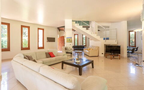 Villa Acquamarina: Diseño De Interiores, Mueble, Piso, Sofá, Suelo, Sala, Techo, Madera, Habitación, Casa