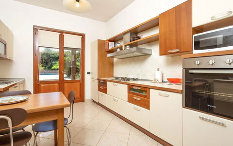 Villa Acquamarina: Cocina, Mostrador, Aparato De Cocina, Madera, Gabinetes, Piso, Electrodoméstico, Diseño De Interiores, Mueble, Casa