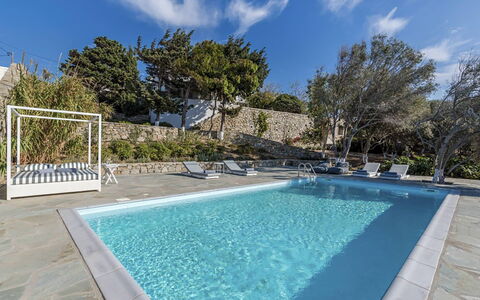 Villa Morena: Azul, Piscina, Material Compuesto, Recurso, Loseta, Mueble Para Exteriores, Sombra, Hormigón, Losa, Fuente De Agua