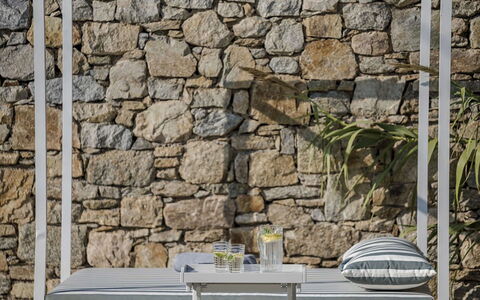 Villa Morena: Mueble Para Exteriores, Mueble, Jardín, Silla, Patio, Sombra, Pared De Piedra, Material Natural, Mesa Al Aire Libre, Diseño