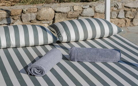 Villa Morena: Mueble Para Exteriores, Piscina, Sunlounger, Sombra, Diseño, Mesa Al Aire Libre, Linos, Recurso, Patio, Sillón