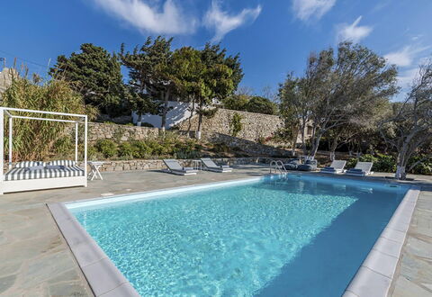 Villa Morena: Azul, Piscina, Material Compuesto, Recurso, Loseta, Mueble Para Exteriores, Sombra, Hormigón, Losa, Fuente De Agua