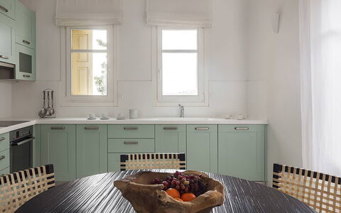 Soleil de Rehnia: Mueble, Diseño De Interiores, Piso, Madera, Gabinetes, Cocina, Suelo, Techo, Mostrador, Cocina Y Comedor Mesa