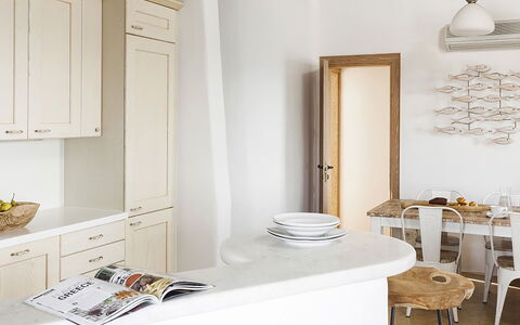 Villa Ipoliti: Mueble, Diseño De Interiores, Mostrador, Madera, Piso, Gabinetes, Suelo, Cocina, Lámpara, Habitación