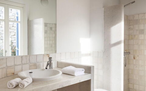 Villa Ipoliti: Pared, Piso, Arreglo De Tubería, Diseño De Interiores, Suelo, Baño, Loseta, Grifo, Plomería