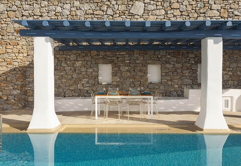 Villa Ipoliti: Material Compuesto, Sombra, Piscina, Columna, Material Natural, Silla, Diseño, Loseta, Mueble Para Exteriores, Pérgola