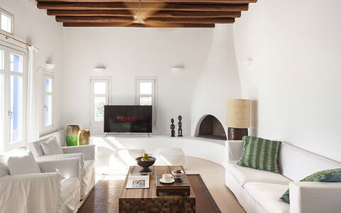 Villa Ariano: Mueble, Diseño De Interiores, Pared, Sofá, Piso, Techo, Sala, Suelo, Casa, Habitación