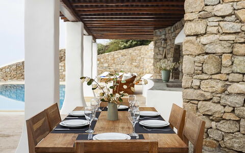 Villa Persephone: Mueble, Piso, Diseño De Interiores, Silla, Mesa, Casa, Suelo, Cocina Y Comedor Mesa, Pared De Piedra, Comedor