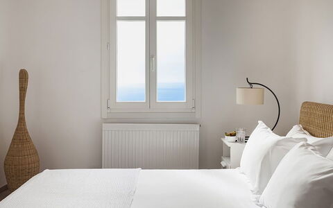 Villa Persephone: Habitación, Cama, Lecho, Mueble, Sábana, Linos, Diseño De Interiores, Textil, Arrojar La Almohada, Marco De La Cama