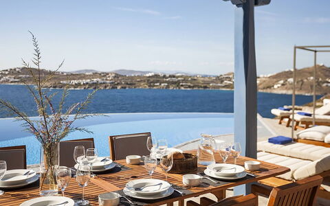 Villa Anassa: Mueble, Restaurante, Mueble Para Exteriores, Silla, Barco, Mar, Cocina Y Comedor Mesa, Barware, Recurso, Sombra