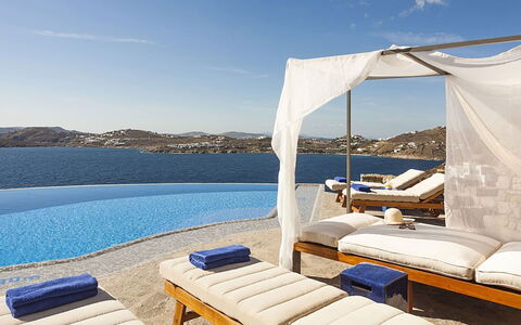 Villa Anassa: Azul, Mueble Para Exteriores, Piscina, Recurso, Paraguas, Mar, Sunlounger, Ocio, Sombra, Silla
