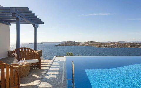 Villa Anassa: Azul, Agua, Piscina, Mueble Para Exteriores, Recurso, Mar, Sunlounger, Silla, Sombra, Villa