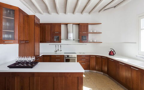 Villa Anassa: Gabinetes, Piso, Madera, Mueble, Diseño De Interiores, Techo, Alacena, Mostrador, Cocina, Suelo