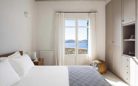 Villa Anassa: Mueble, Diseño De Interiores, Habitación, Linos, Suelo, Casa, Habitación, Cama, Mar, Lecho