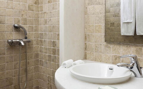 Villa Anassa: Baño, Pared, Arreglo De Tubería, Piso, Suelo, Diseño De Interiores, Plomería, Lavabo Del Baño, Grifo, Lavabo