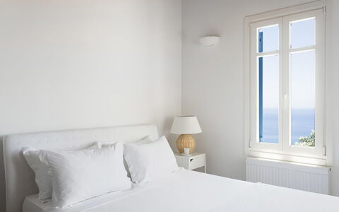 Villa Elpida: Mueble, Habitación, Diseño De Interiores, Cama, Lecho, Sábana, Linos, Casa, Habitación, Suelo