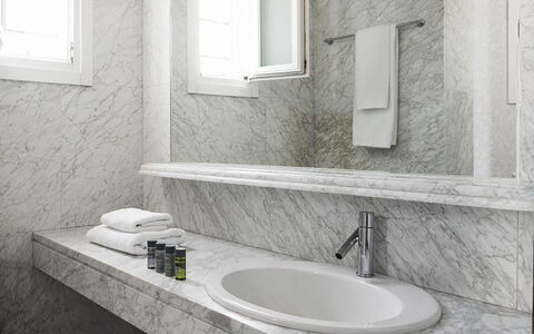 Villa Elpida: Pared, Arreglo De Tubería, Diseño De Interiores, Piso, Baño, Lavabo, Grifo, Suelo, Lavabo Del Baño, Plomería