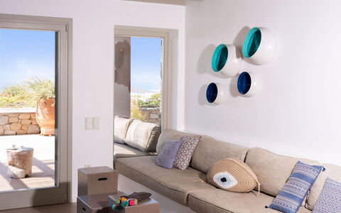 Villa Blue Moon: Mueble, Diseño De Interiores, Pared, Casa, Piso, Suelo, Habitación, Encendiendo, Sofá, Sala