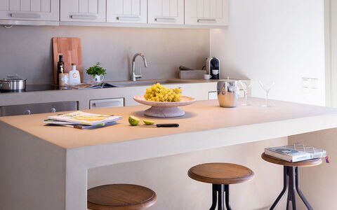 Villa Blue Moon: Mueble, Cocina, Diseño De Interiores, Mostrador, Madera, Piso, Mesa, Gabinetes, Taburete De Bar, Casa