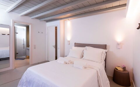 Villa Blue Moon: Diseño De Interiores, Cama, Habitación, Piso, Mueble, Suelo, Madera, Techo, Textil, Sábana