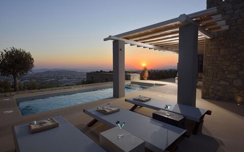 Villa Blue Moon: Mueble, Diseño De Interiores, Silla, Recurso, Piscina, Departamento, Sombra, Mesa De Café, Mueble Para Exteriores