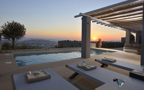 Villa Blue Moon: Piscina, Mueble, Material Compuesto, Mueble Para Exteriores, Recurso, Silla, Sombra, Inmuebles, Villa, Diseño