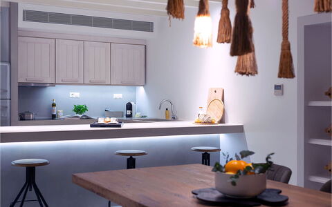 Villa Stardust: Mueble, Diseño De Interiores, Cocina, Lámpara, Mostrador, Techo, Encendiendo, Piso, Casa, Aparato De Cocina