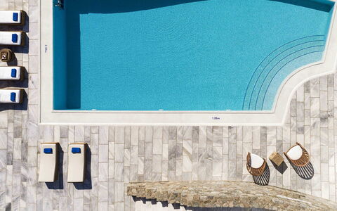 Villa Pinta: Azul, Agua, Piscina, Material Compuesto, Mueble Para Exteriores, Recurso, Loseta, Ocio, Hotel, Sunlounger