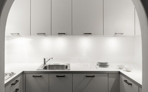 Villa Pinta: Cocina, Mostrador, Diseño De Interiores, Techo, Aparato De Cocina, Lavabo, Gabinetes, Arreglo De Tubería, Estufa De Cocina, Electrodoméstico