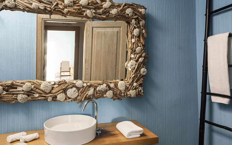 Villa Pinta: Espejo, Material Natural, Arreglo De Tubería, Grifo, Planta De Casa, Baño, Fotografía De Naturalezas Muertas, Toalla, Plomería, Maceta