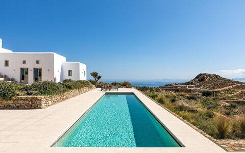 Villa Virgil: Azul, Piscina, Pasarela