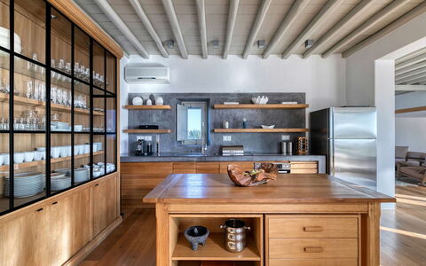 Villa Virgil: Mueble, Diseño De Interiores, Cocina, Madera, Piso, Estante, Gabinetes, Mostrador, Techo, Estantería