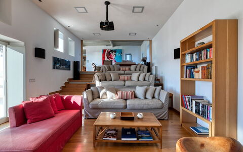 Villa Virgil: Mueble, Diseño De Interiores, Sofá, Piso, Suelo, Madera, Sala, Habitación, Techo, Departamento