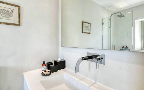 Villa Virgil: Baño, Arreglo De Tubería, Pared, Diseño De Interiores, Grifo, Espejo, Plomería, Piso, Lavabo, Encendiendo
