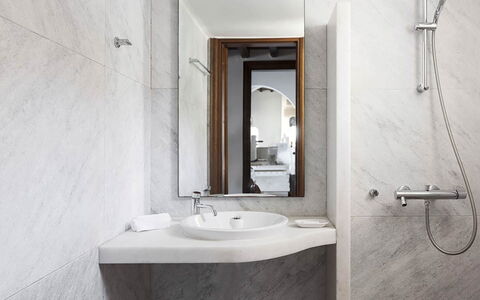 Efkalia: Arreglo De Tubería, Diseño De Interiores, Piso, Baño, Suelo, Lavabo, Lavabo Del Baño, Grifo, Plomería, Habitación