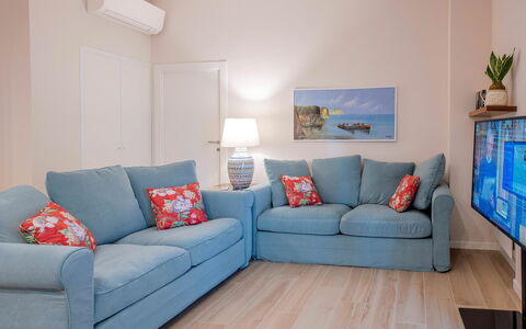 Apartment Bud: Mueble, Sofá, Diseño De Interiores, Piso, Suelo, Habitación, Sala, Departamento, Textil, Arrojar La Almohada
