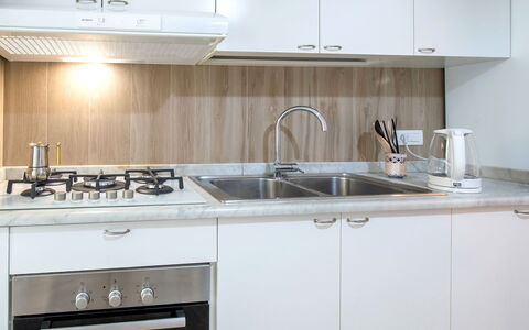 Apartment Bud: Cocina, Aparato De Cocina, Mostrador, Electrodoméstico, Gabinetes, Diseño De Interiores, Madera, Fregadero, Estufa De Cocina, Estufa