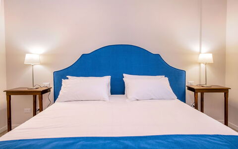 Apartment Bud: Mueble, Habitación, Diseño De Interiores, Cama, Suelo, Sábana, Piso, Lecho, Linos, Textil