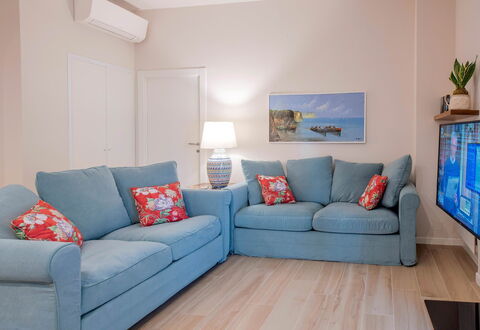 Apartment Bud: Mueble, Sofá, Diseño De Interiores, Piso, Suelo, Habitación, Sala, Departamento, Textil, Arrojar La Almohada