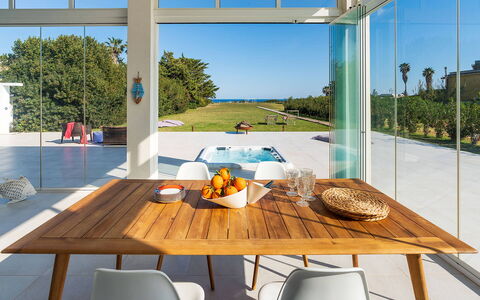 Villa Betty: Mueble, Mesa, Silla, Madera, Piso, Diseño De Interiores, Suelo, Cocina Y Comedor Mesa, Comedor, Suelos De Madera