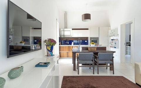 Villa Betty: Mueble, Diseño De Interiores, Piso, Silla, Suelo, Techo, Madera, Mesa, Habitación, Cocina