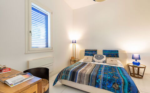 Villa Betty: Cama, Mueble, Diseño De Interiores, Habitación, Pared, Suelo, Sábana, Piso, Lecho, Madera