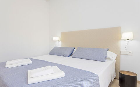 Villa Allegra: Mueble, Diseño De Interiores, Suelo, Habitación, Piso, Cama, Lecho, Sábana, Habitación, Marco De La Cama