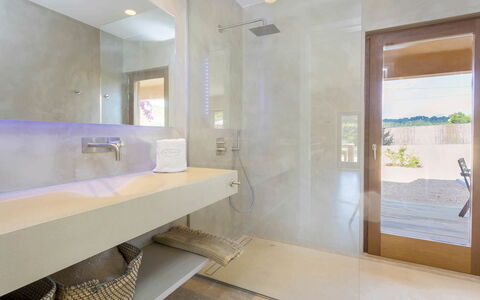 Villa Allegra: Piso, Arreglo De Tubería, Suelo, Diseño De Interiores, Techo, Baño, Grifo, Plomería, Lavabo, Lámpara