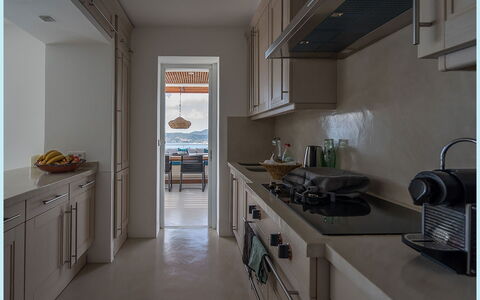 Villa Tagada: Mostrador, Cocina, Diseño De Interiores, Gabinetes, Piso, Aparato De Cocina, Mueble, Encendiendo, Arreglo De Tubería, Lavabo