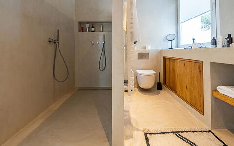 Villa Tagada: Piso, Suelo, Pared, Arreglo De Tubería, Baño, Diseño De Interiores, Madera, Grifo, Lavabo Del Baño, Techo