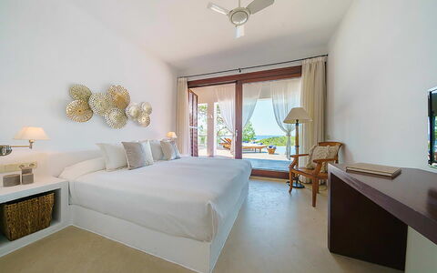 Villa Francisca: Mueble, Cama, Diseño De Interiores, Madera, Piso, Suelo, Habitación, Techo, Encendiendo, Lecho