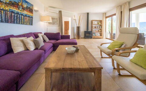 Villa Sharon: Mueble, Diseño De Interiores, Piso, Sofá, Suelo, Madera, Sala, Habitación, Techo, Suelos De Madera